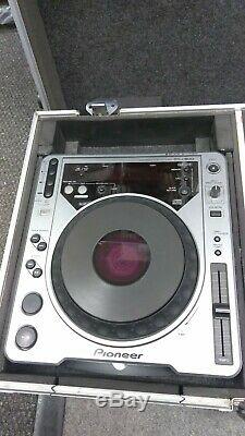 DJ Mixer Set with 2x Pioneer CDJ-800, Mackie ProFX8 & Road Ready Hard Travel Case
