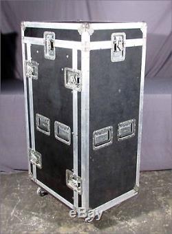 DJ'S ANVIL SHIPPING/ROLLING 19 RACKMOUNT CASE with 18-CHAN BEHRINGER Mixer