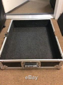 Road Ready Universal 19 mixer case with rack rails